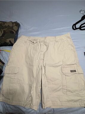 Wrangler Relaxed Fit Shorts in Light Khaki